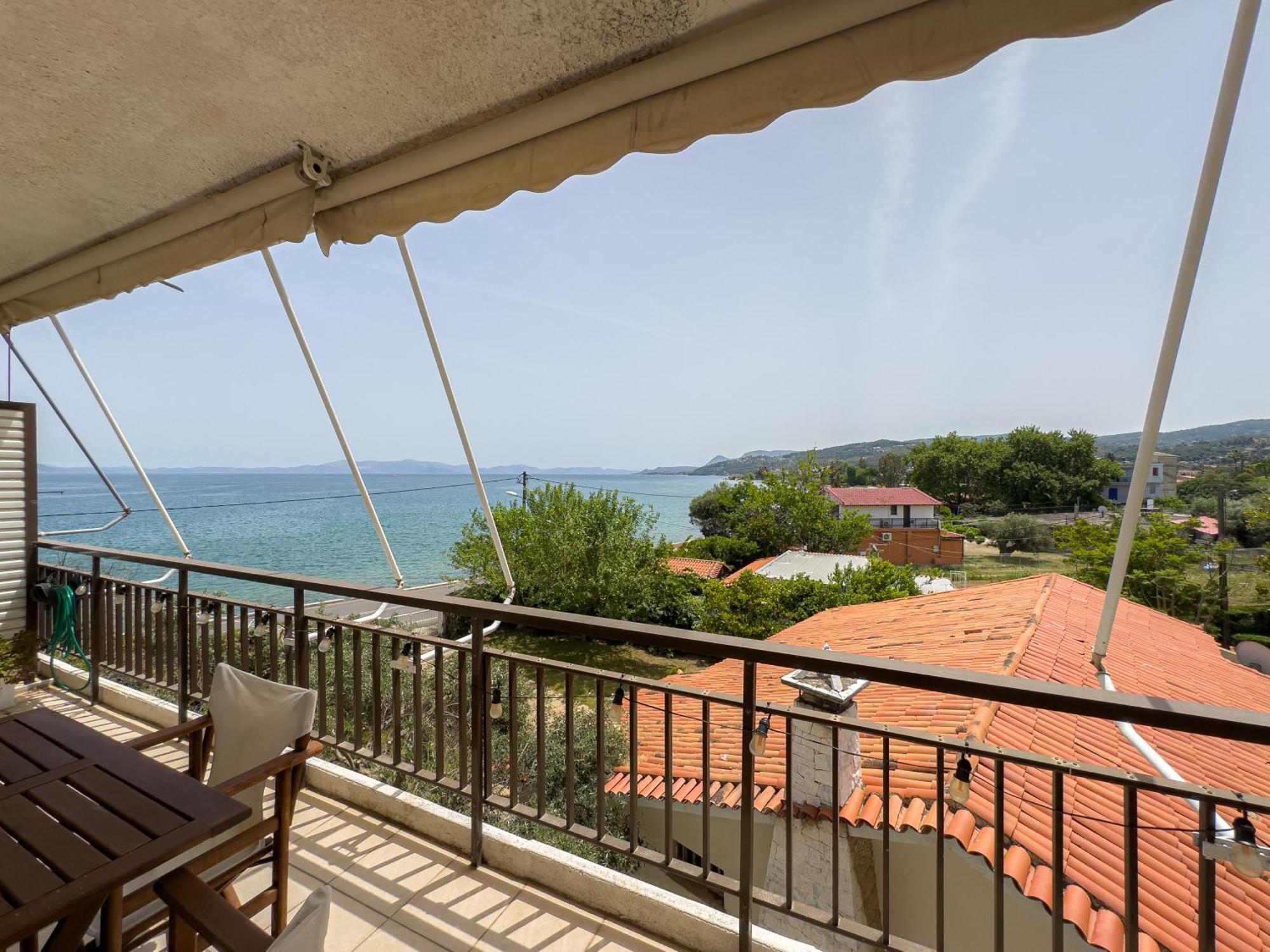 Thanos' Seaside Apartment Oropos Bagian luar foto